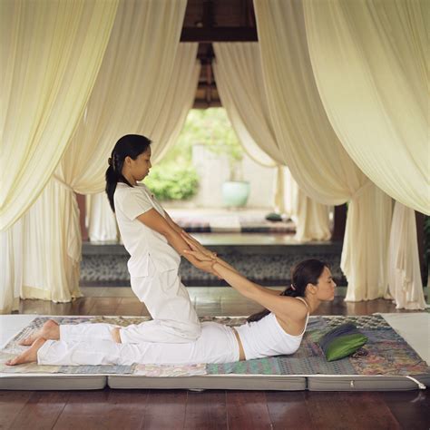 Découvrez un massage asiatique intense qui va au-delà de la relaxation. Regardez Jade Kimiko et Peter Fitzwell s'abandonner à une rencontre époustouflante sur la table de massage. Cette vidéo hardcore vous laissera en vouloir encore plus. Plongez dans une expérience de massage asiatique torride comme nulle autre.